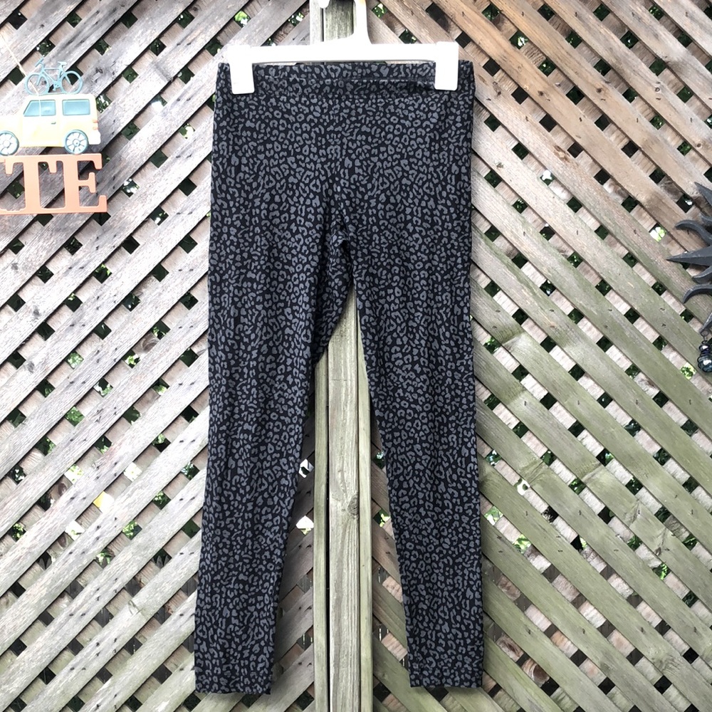 Old Navy grey & black pattern leggings